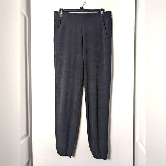 Athleta Pants - Athleta Brooklyn black camo jogger sz 6